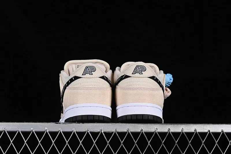 All Categories Nk SB Dunk Series Nk SB Dunk Low Low-top Sneakers J Version Albino & Preto